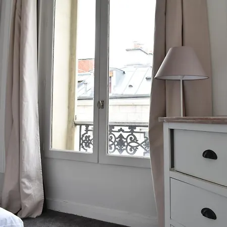 Spacious 1 Bedroom In 17th * Париж